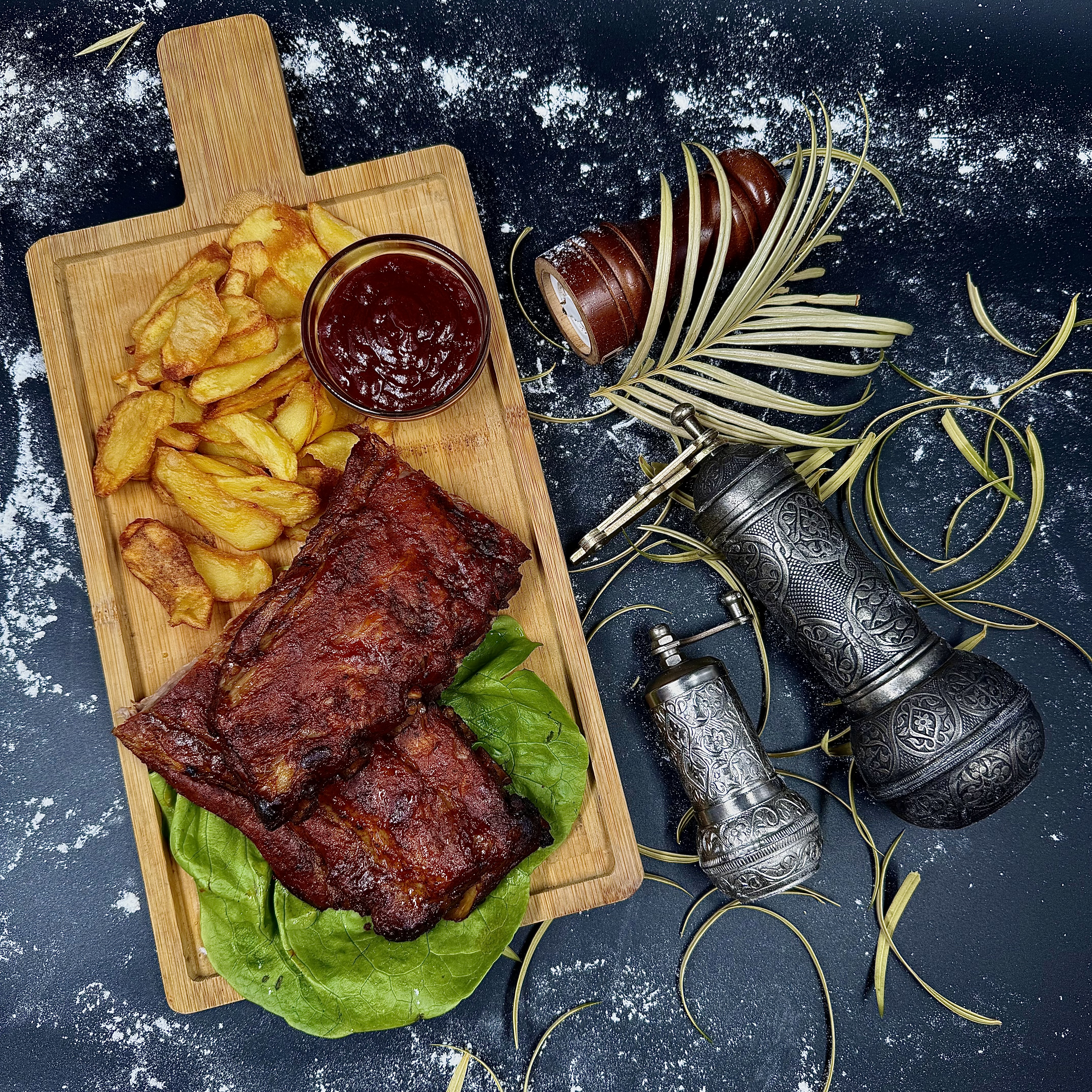 Coaste de porc cu cartofi si sos bbq 400gr