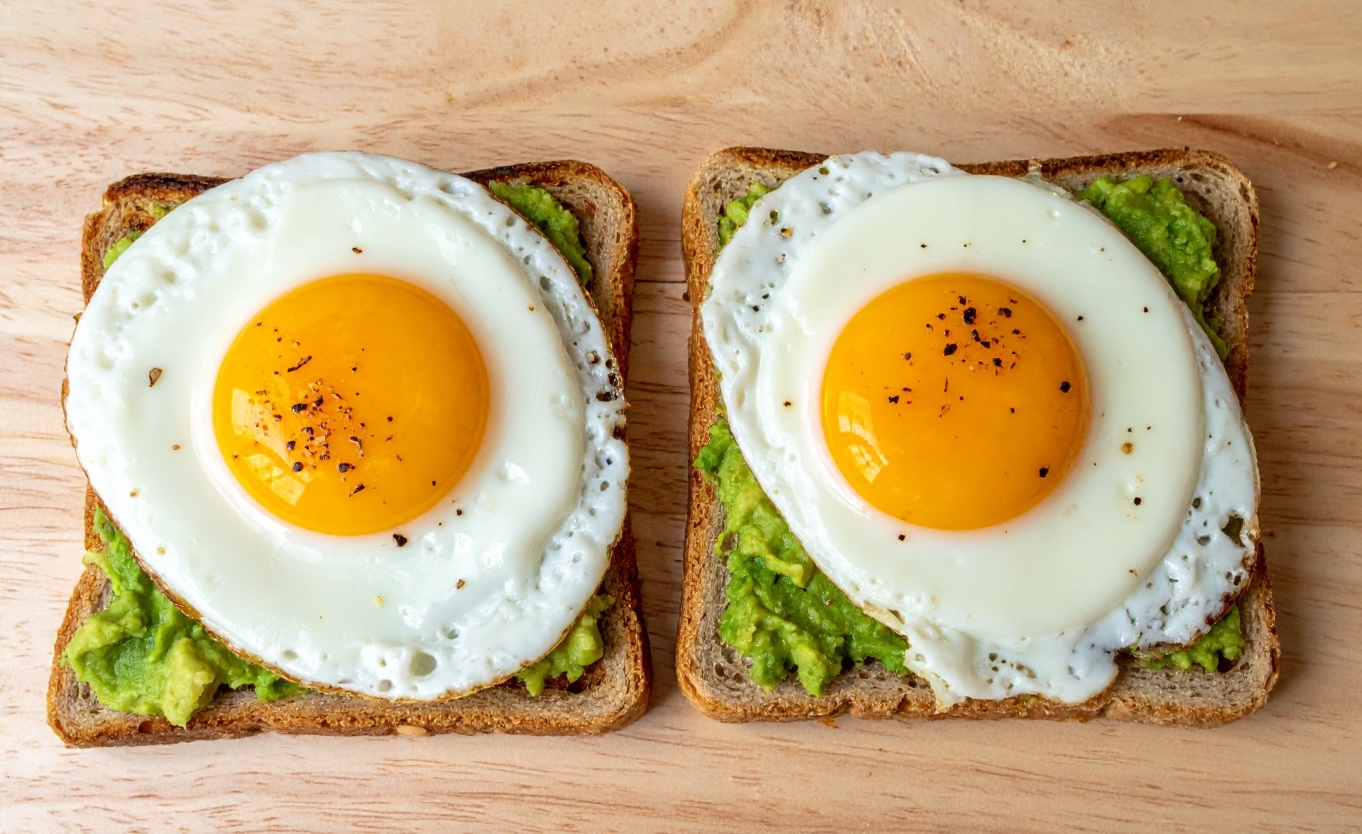 Avocado toast cu ouă la plită