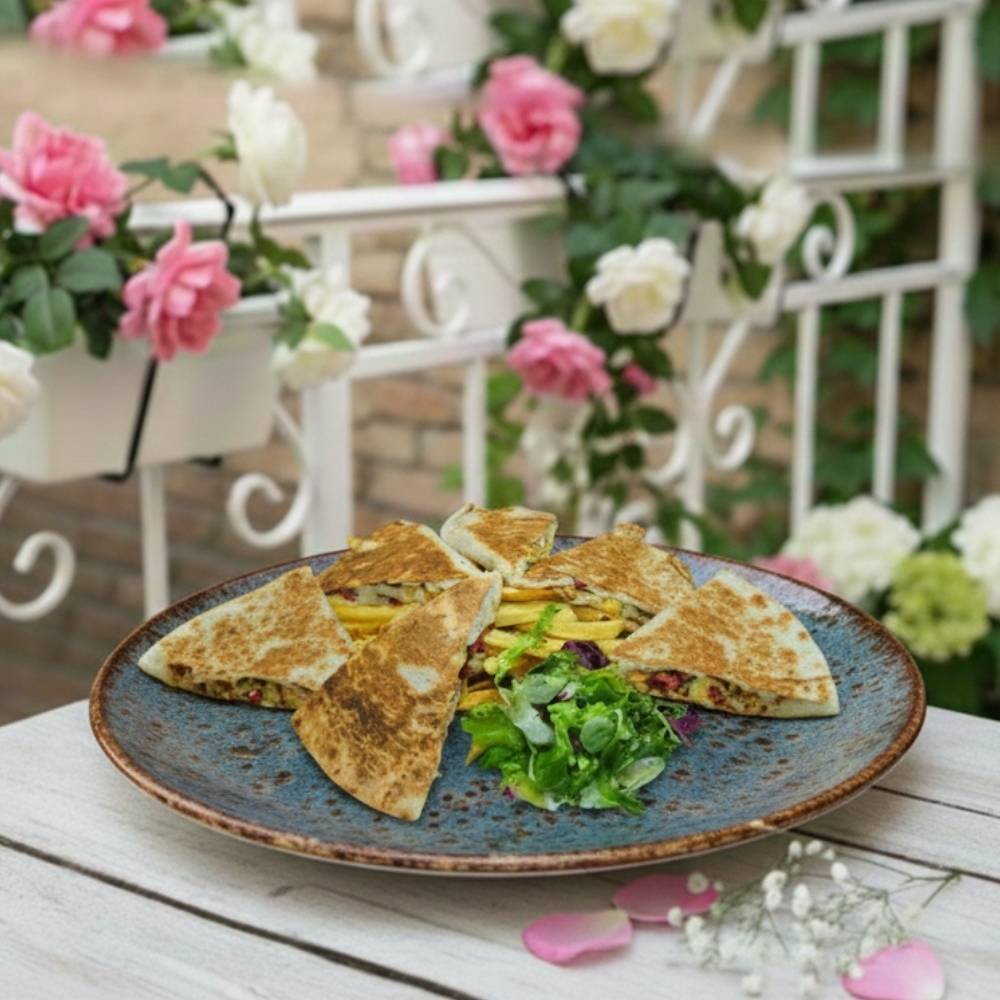 QUESADILLA DE PUI CU CARTOFI PRĂJIȚI ȘI SOSUL CASEI