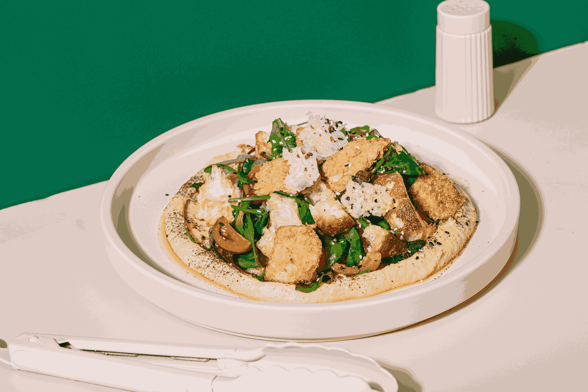 Salata cu Hummus si Pui Crispy 400gr